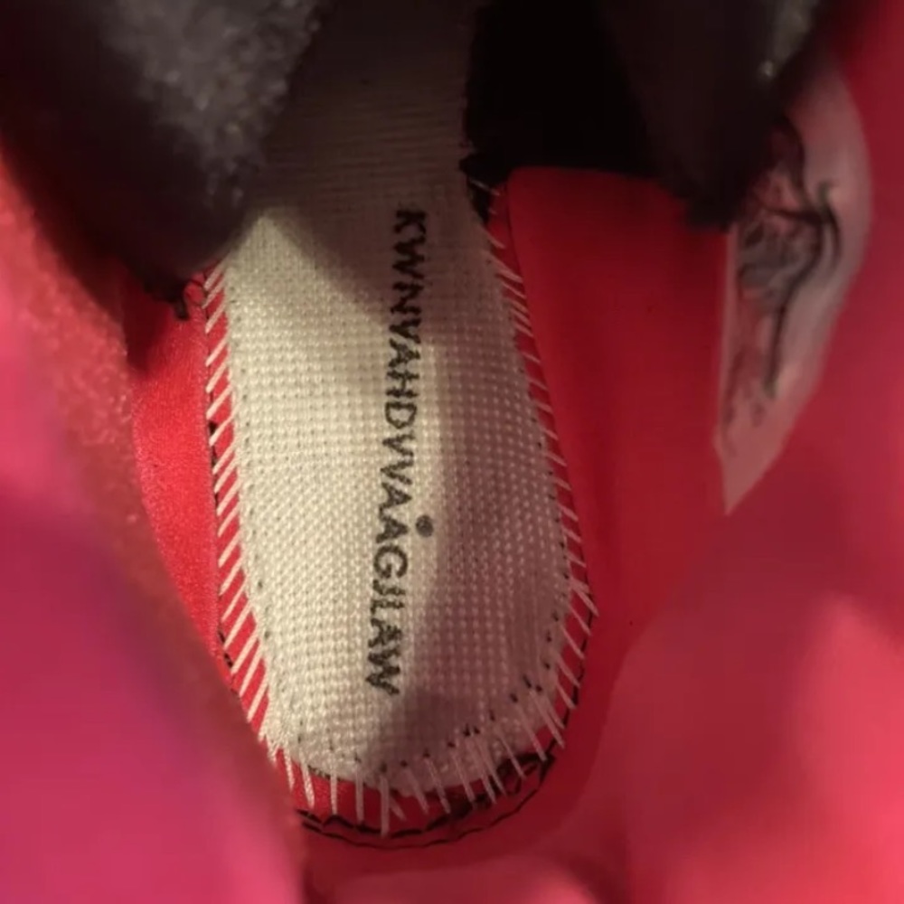 Yeezy sneakers - Picture 11 of 13